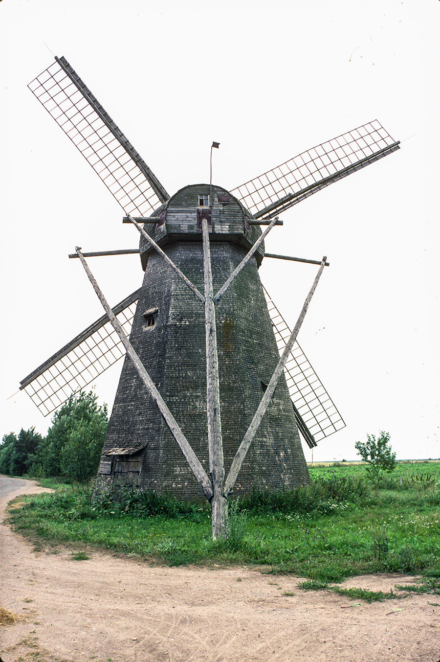 Seltso (región de Nóvgorod). Molino de viento de torre, vista trasera. 11 de agosto de 1994.