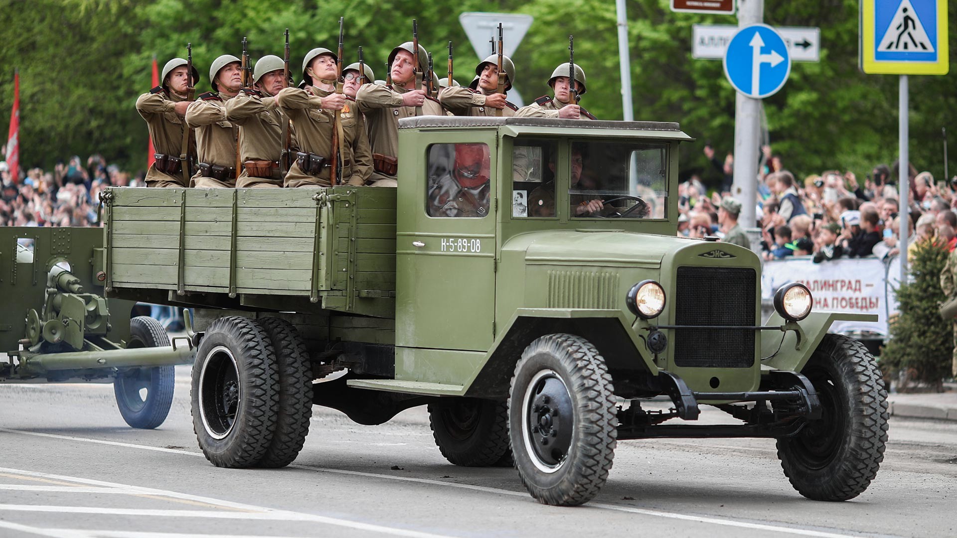 Kamion ZIS-5 na vojaški paradi ob 76. obletnici zmage v drugi svetovni vojniv Volgogradu.