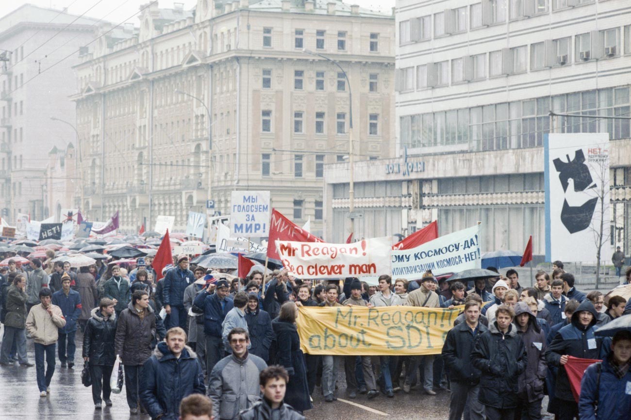 СССР. Москва. 25 октября 1986 г. Участники митинга направляются к спорткомплексу 