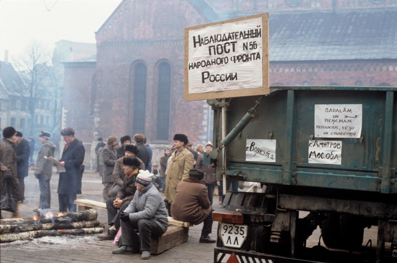Латвийская Республика. События января 1991 года в Риге. Представители Народного фронта России на улицах Риги.