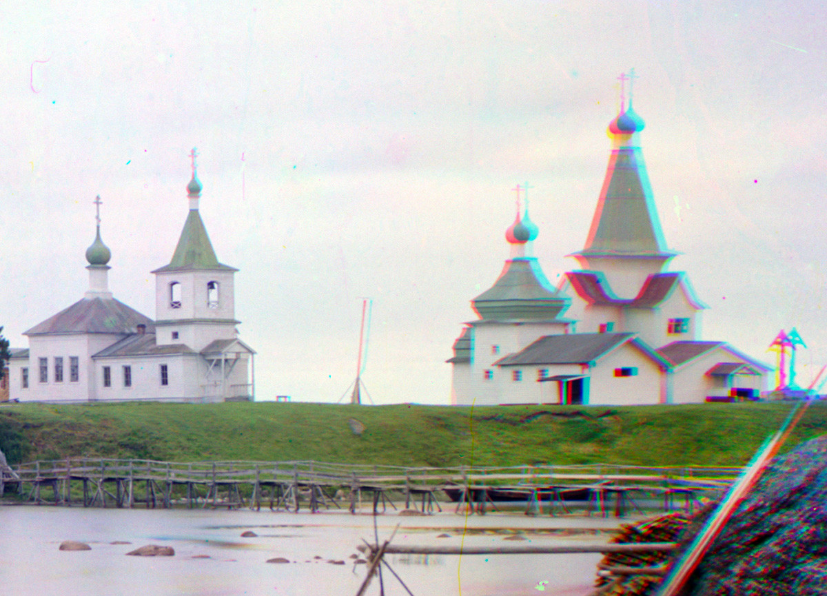 Chouïeretskoïe. Ensemble d'églises en bois. De gauche à droite : église Saint-Clément, église Sainte-Paraskeva, église Saint-Nicolas