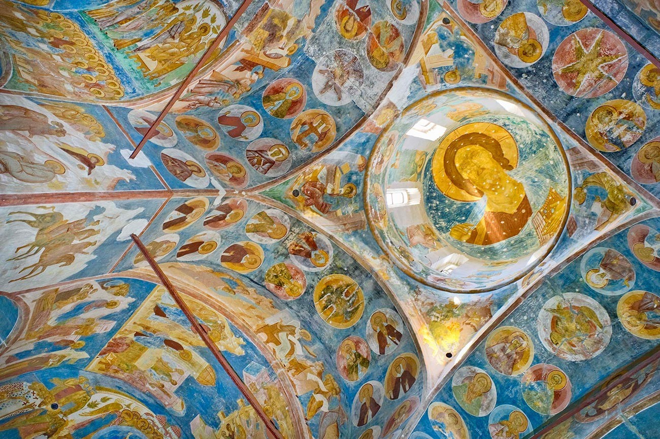  Catedral de la Natividad, vista general de los frescos. Cúpula con la imagen de Cristo Pantocrátor. Izquierda: muelle noroeste. Los medallones representan a monjes, eremitas, mártires y santos. 1 de junio de 2014.