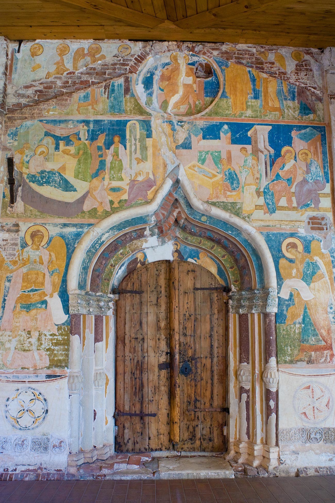 Catedral de la Natividad de la Virgen, fachada oeste. Portal principal con los arcángeles Miguel (izquierda) y Gabriel. Arriba: escenas de la Natividad de la Virgen. 1 de junio de 2014. 