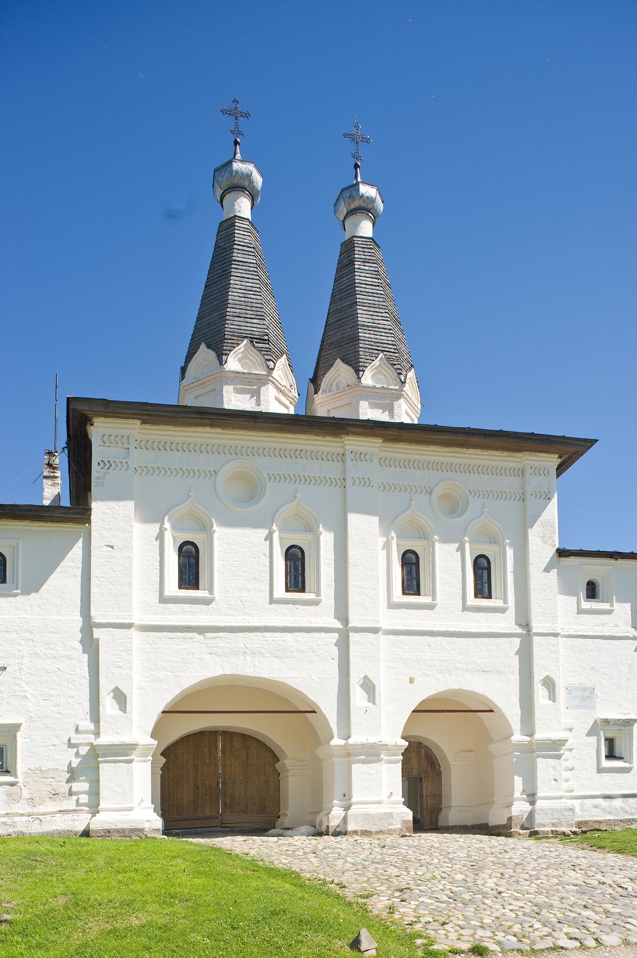 Monasterio de Ferapóntov. Puerta Santa con las iglesias de la Epifanía y de San Feraponto. Vista del oeste. 1 de junio de 2014. 