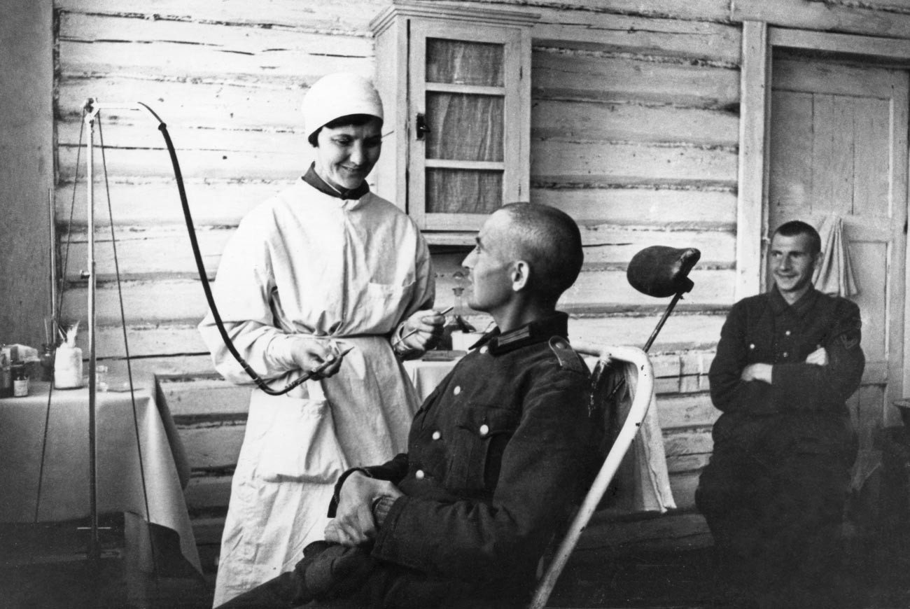 Photographie de propagande d'un camp de prisonniers de guerre soviétique, 1943