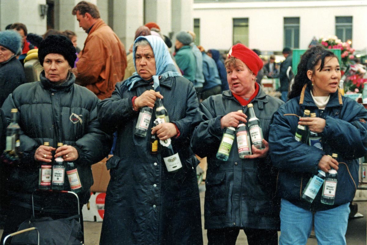Venda de bebidas alcoólicas por ambulantes em Moscou, em 1992.