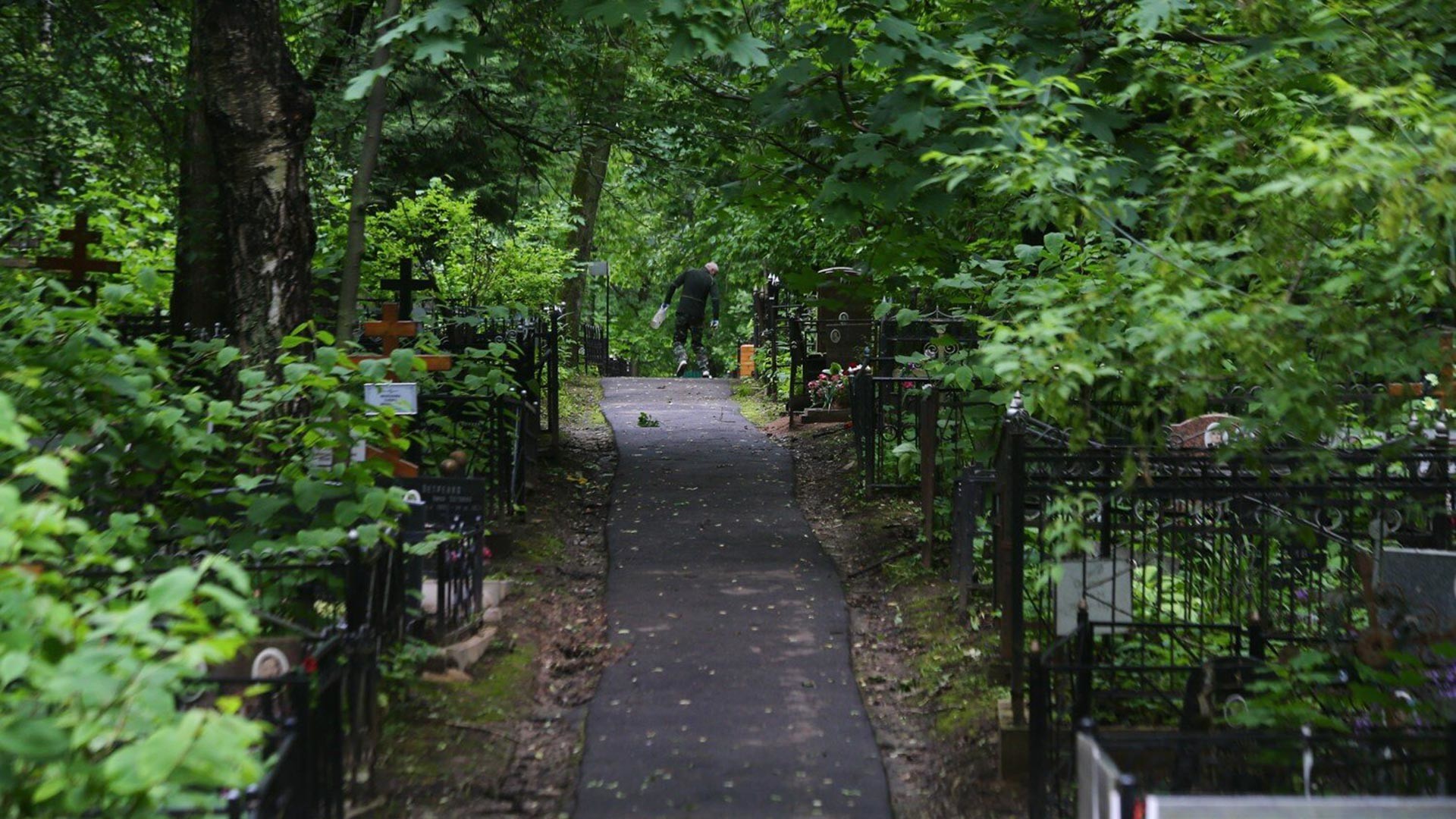 A pathway at one of Moscow cemeteries.