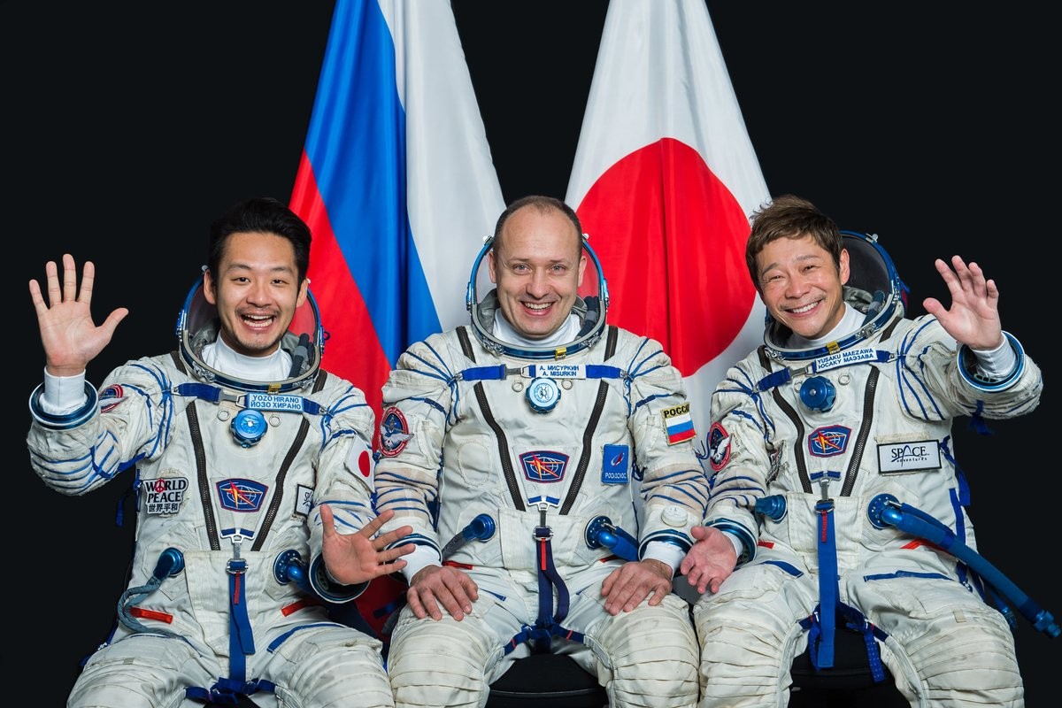 Alexandre Missourkine en compagnie du milliardaire japonais Yūsaku Maezawa (à droite) et de l'astronaute japonais Yozo Hirano (à gauche), avec qui il rejoindra l'ISS en décembre.