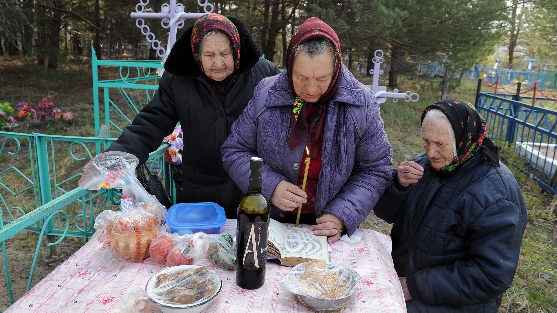Un momento di raccoglimento in un cimitero russo