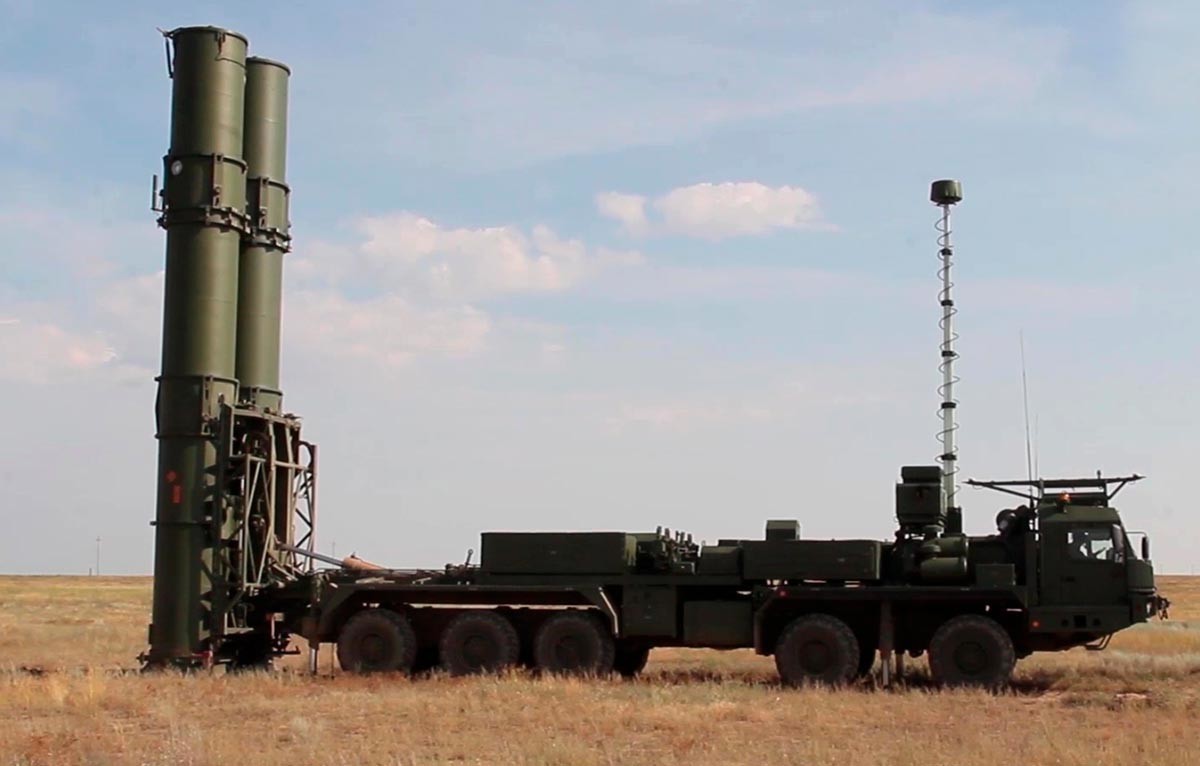 Најновиот зенитен ракетен систем С-500 пред пробно боево гаѓање на брза балистичка цел на полигонот Капустин Јар. Според податоците од средствата за објективна контрола целта е погодена. Стоп-кадар од видеоснимката на Министерството за одбрана на РФ.
