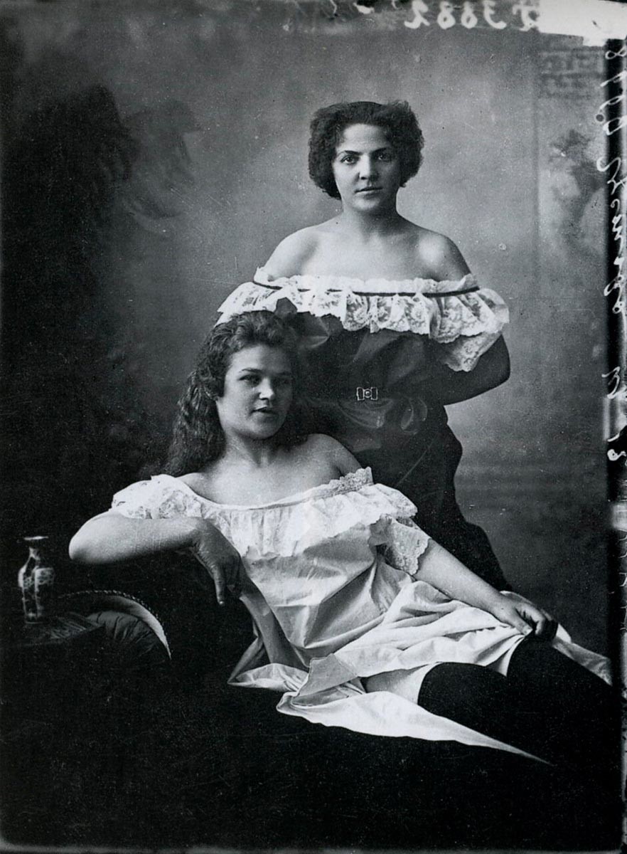 Las hermanas Gustova, cantantes de cabaret
