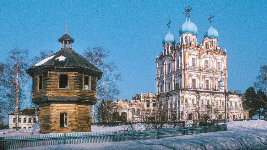 Solvichegodsk. Catedral de la Presentación, vista suroeste. Izquierda: recreación de la torre de la empalizada de troncos del recinto de Stróganov. 8 de marzo de 1998.
