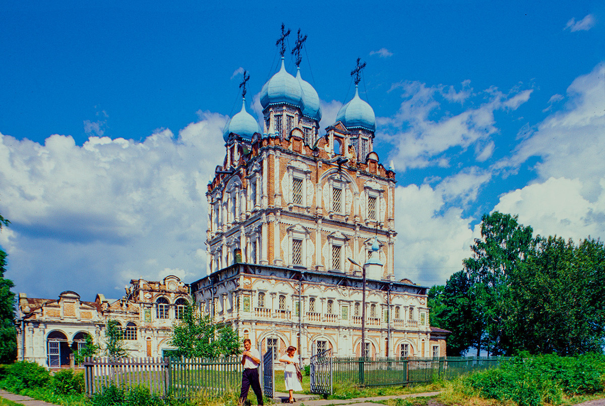 Solvychegodsk. Catedral de la Presentación, vista suroeste. 17 de julio de 1999. 