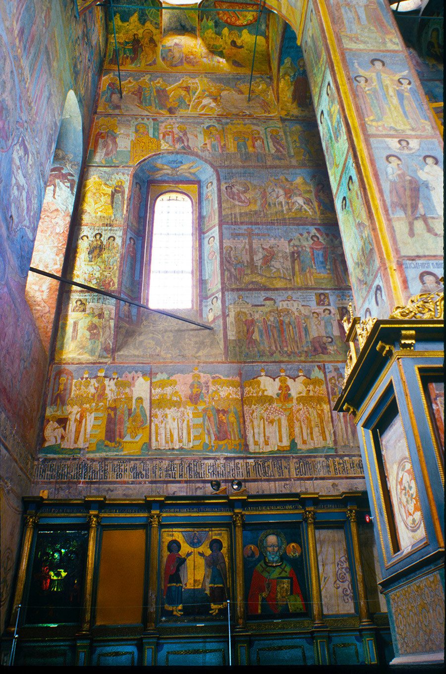 Catedral de la Anunciación. Interior, esquina noroeste y muelle norte. 26 de junio de 1999.