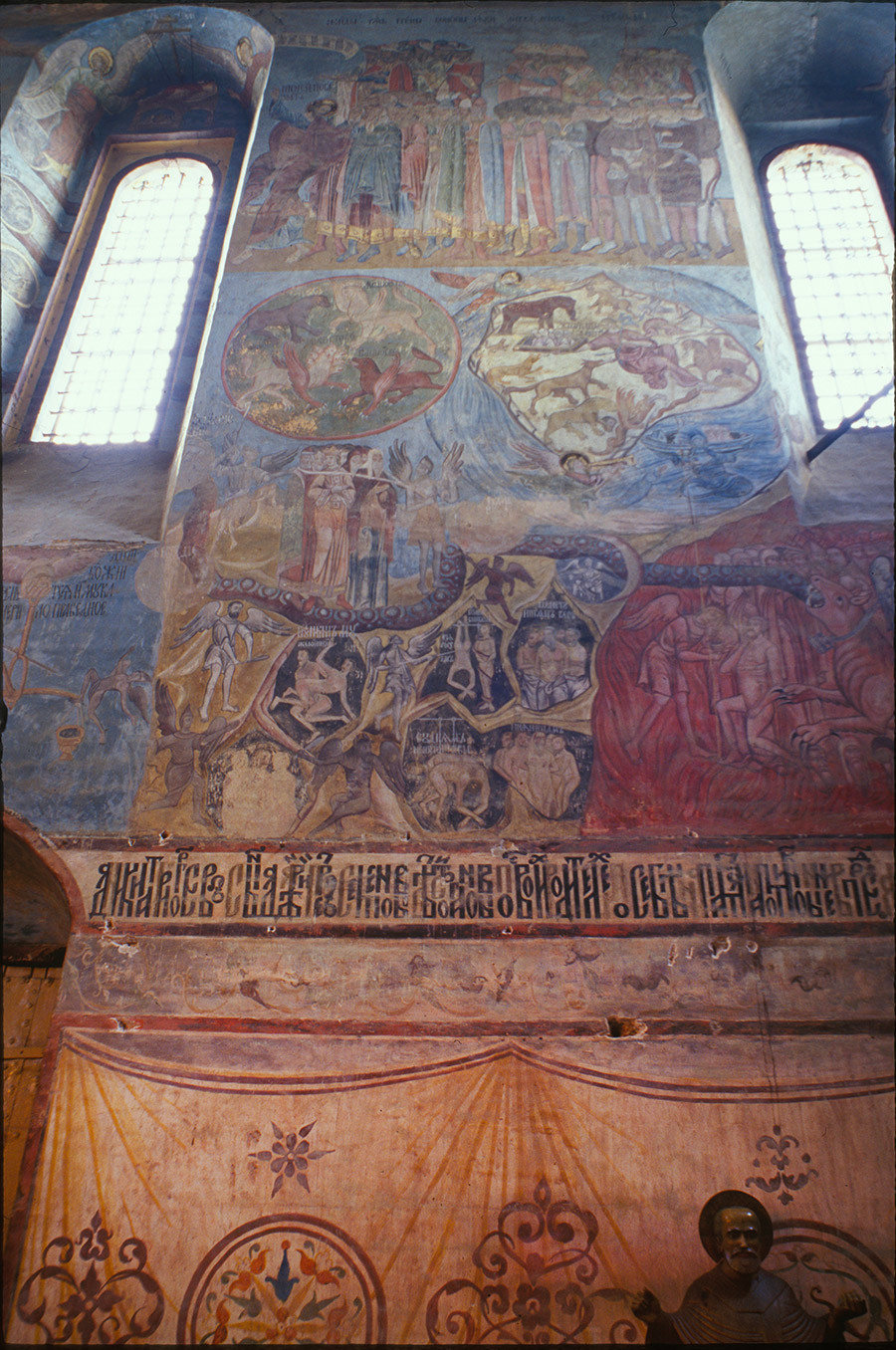 Catedral de la Anunciación. Frescos del muro oeste, Juicio Final con representación de pecadores en el infierno. 26 de junio de 1999.