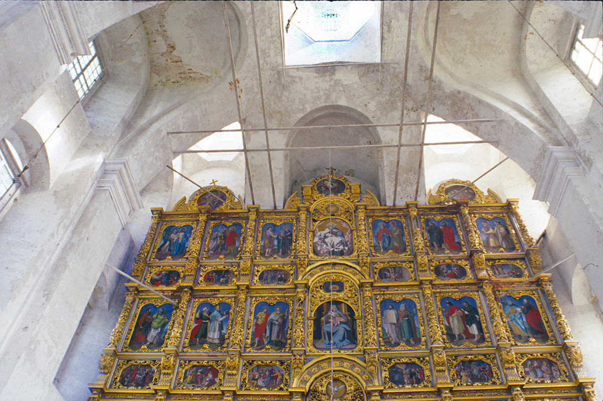 Catedral de la Presentación. Niveles superiores de la pantalla de iconos y bóvedas del techo. 26 de junio de 1999.