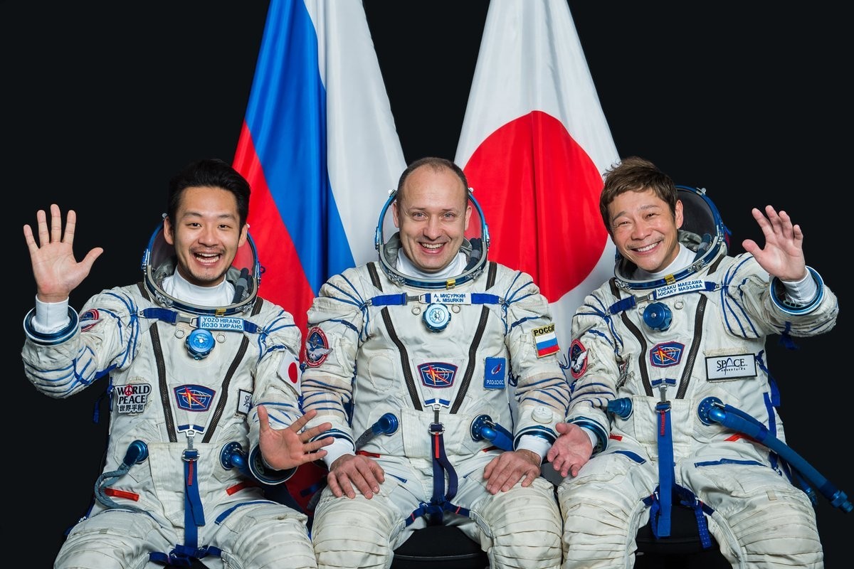 Alexánder Misurkin con el multimillonario japonés Yūsaku Maezawa (derecha) y el astronauta japonés Yozo Hirano (izquierda), con quien se incorporará a la ISS en diciembre.