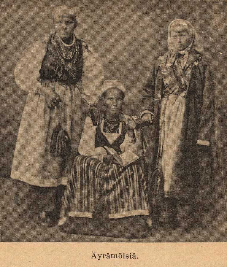 Femmes äyrämöisets en costume traditionnel