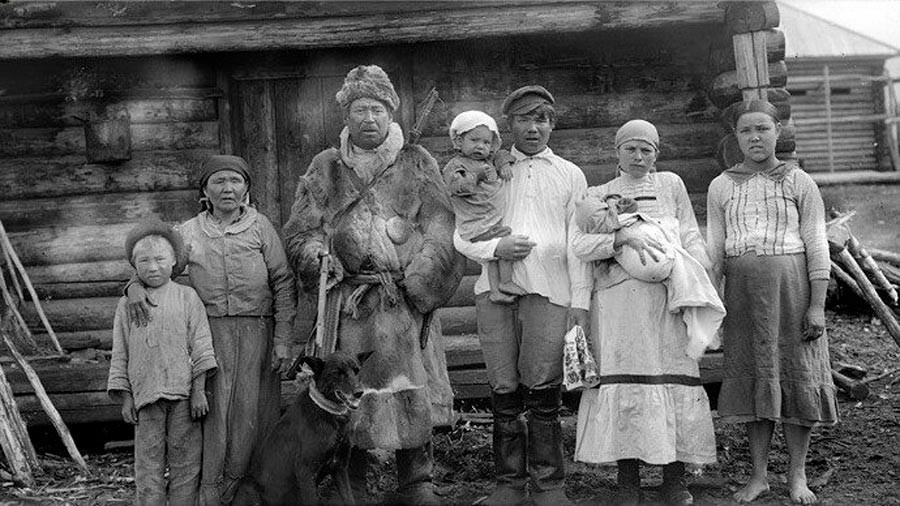 Famille kamasse des Salamatov, la belle-fille (deuxième à droite) étant Russe. Village d'Abalakovo, 1925