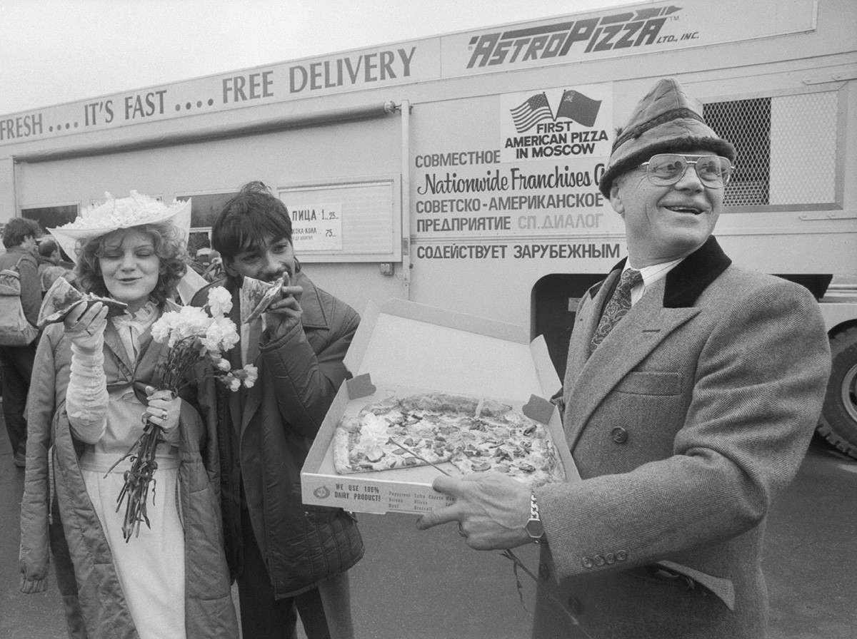 Pizzaria móvel Astro Pizza. Na foto, presidente da Roma Food Enterprises, Luis Piencone, oferece pizza a recém-casados, em Moscou. 1988