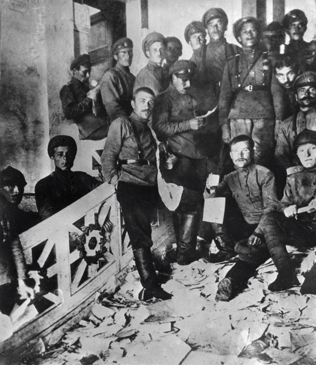 Die revoltierenden Kadetten in den verwüsteten Räumlichkeiten des Zentralkomitees im ehemaligen Kshesinskaya-Palast. 6. Juni 1917.