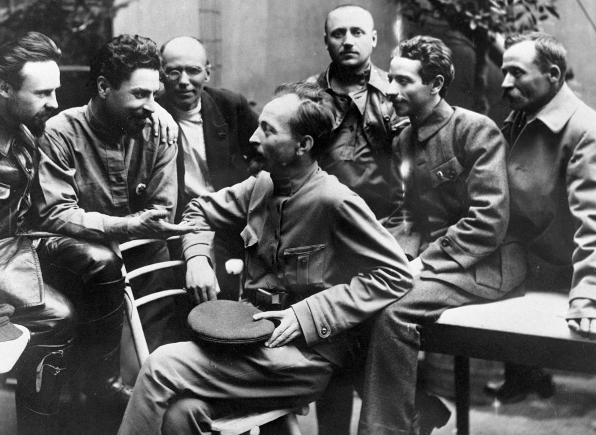 Felix Dserschinski und die Mitarbeiter der CheKa, 1919.