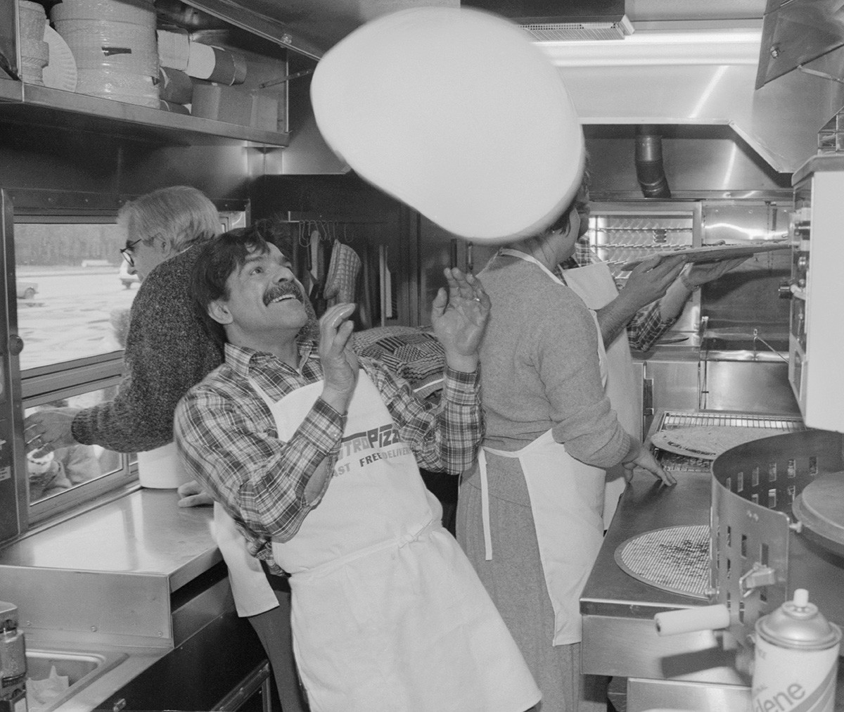 DIE UdSSR. Moskau. 12. April 1988. Küchenchef Vincent Daniela macht Pizza in der mobilen Pizzeria Astropizza.