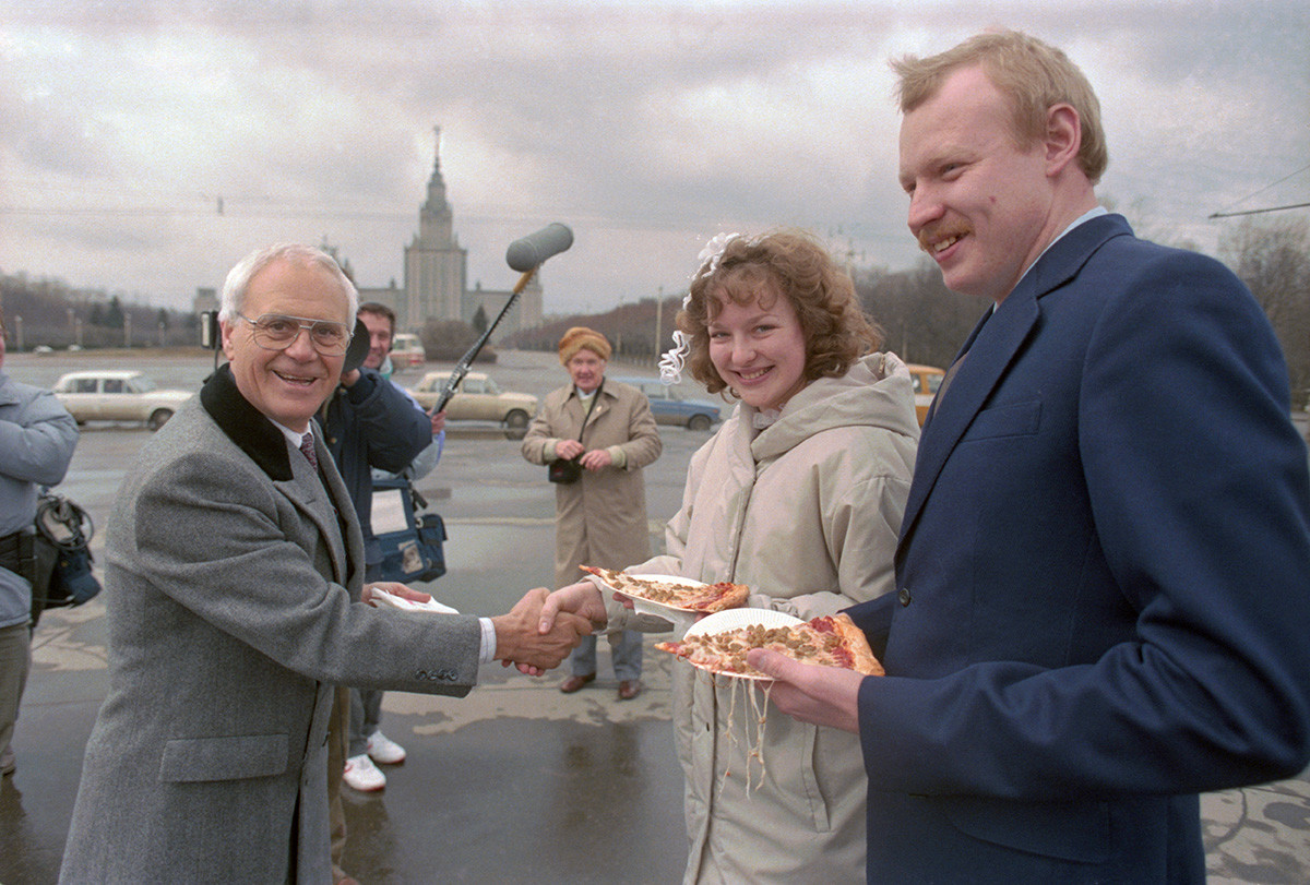 12. April 1988 Luis Piencone bietet den Moskauerinnen Swetlana und Wladimir Kamenew in der Nähe der Pizzeria Pizza an.