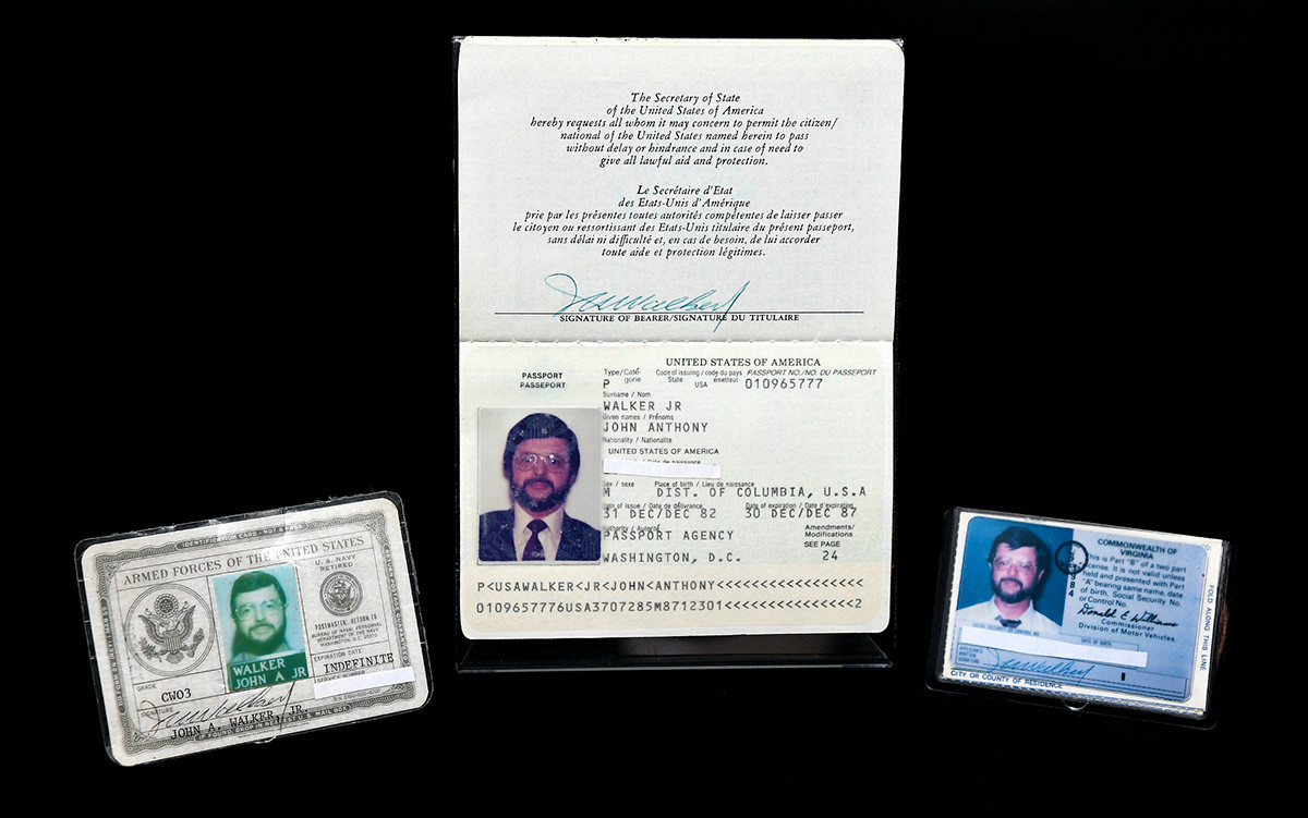 Dokumen identifikasi yang digunakan oleh mata-mata John Anthony Walker, termasuk SIM, paspor AS, dan tanda pengenal militer.