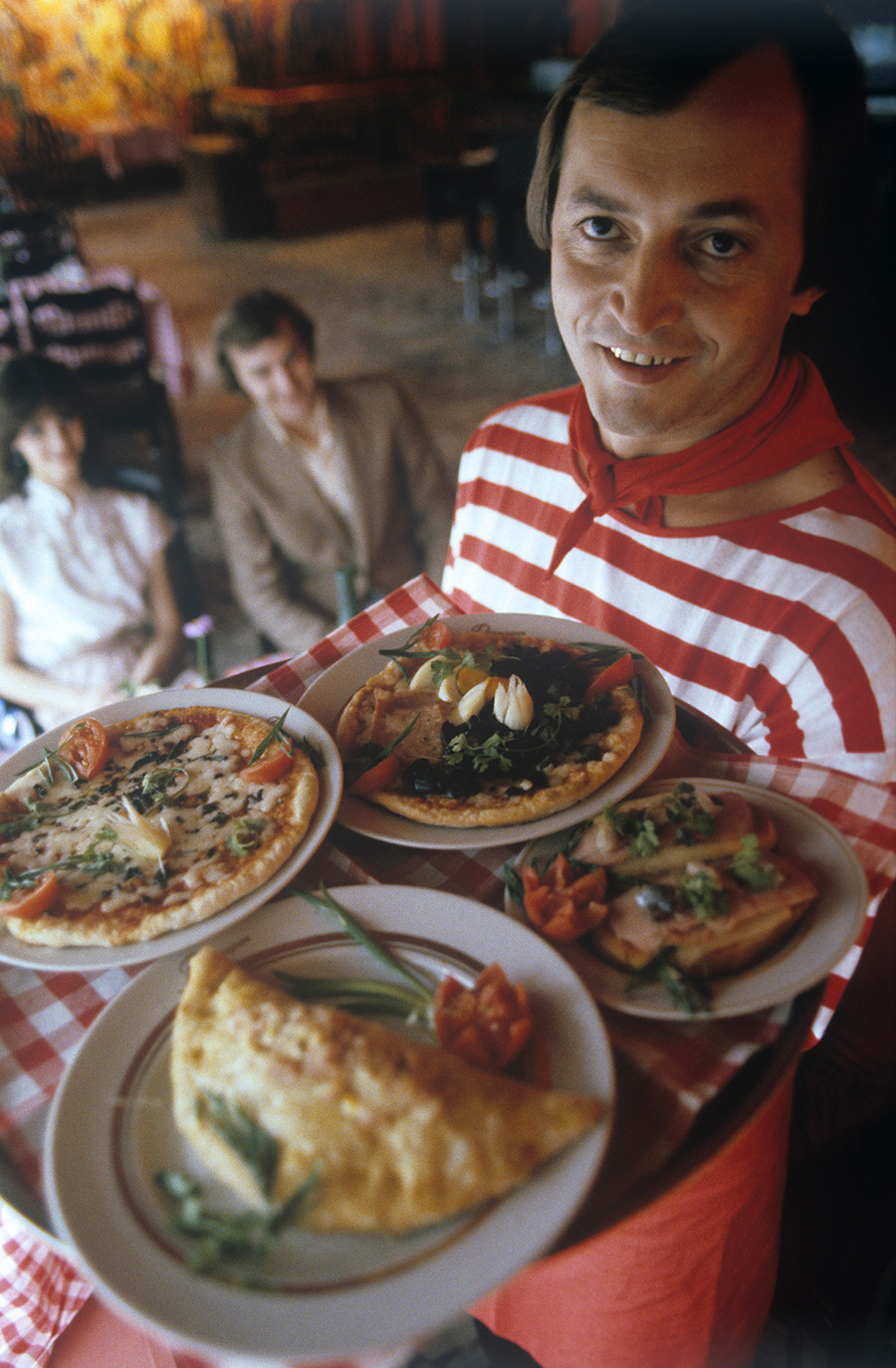 Sebuah restoran pizza di Moskow, 1982.

