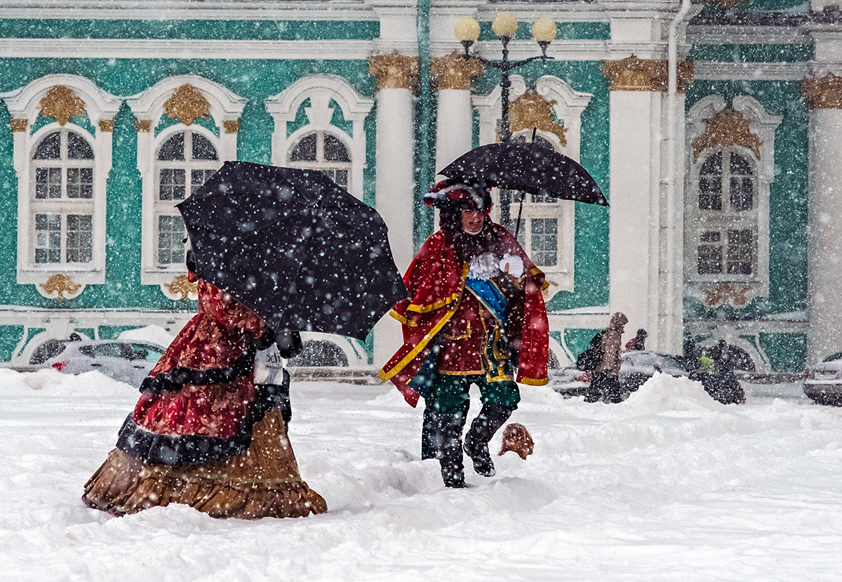 Снегопад на Дворцовой площади