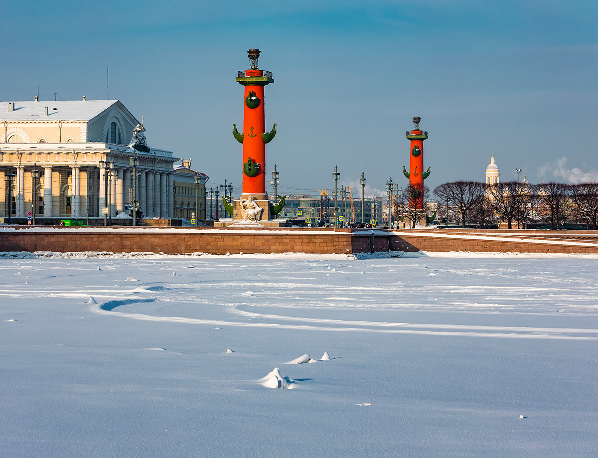 Замерзшая Нева и Ростральные колонны на Стрелке Васильевского острова