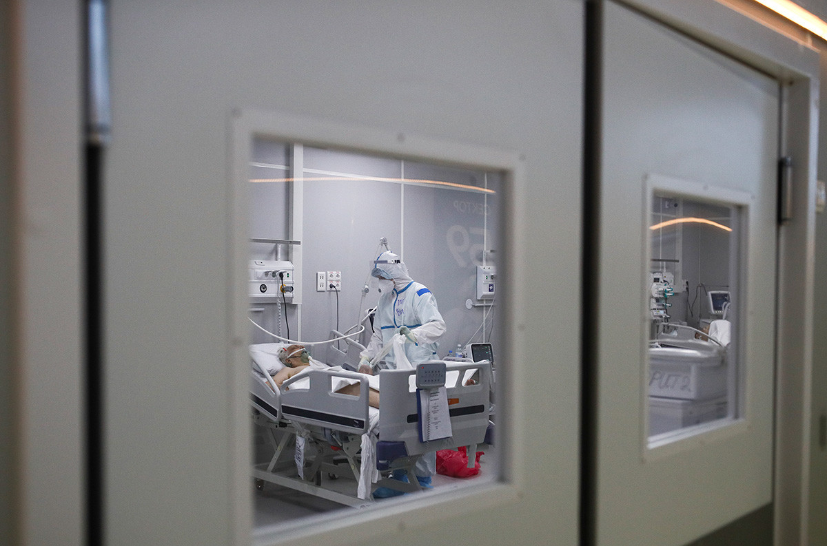 Здравствени радник прима пацијента на одељење привремене болнице КОВИД-19 у конгресно-изложбеном центру Сокољники. Ова здравствена установа има резервну болницу и надзорни центар и капацитет од 550 кревета, укључујући 18 места за пацијенте са интензивном негом. 1. април 2021. Москва, Русија.