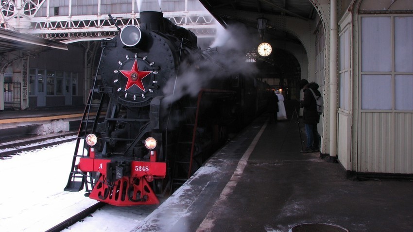 Foto ilustrativa - Tren de vapor retro en la estación de Vitebsk, San Petersburgo