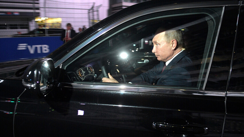 Presiden Rusia Vladimir Putin mengendarai limosin kepresidenan.