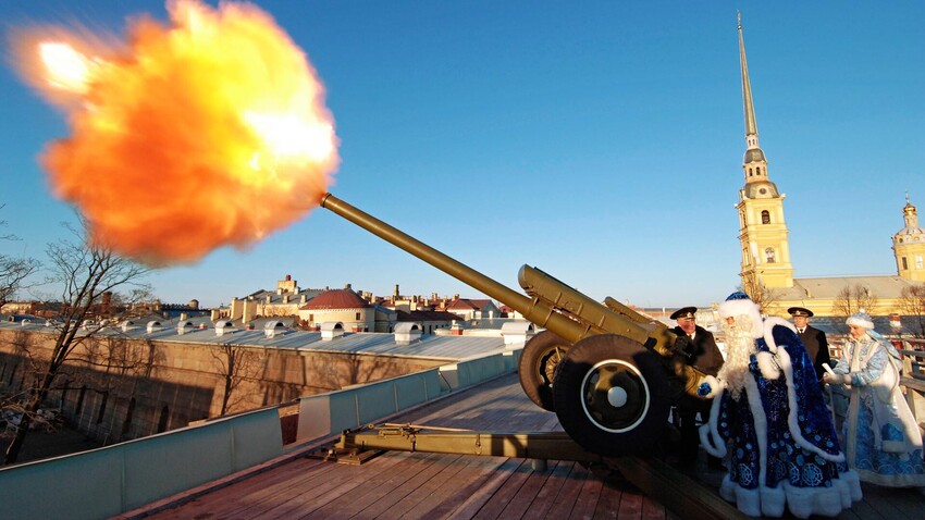 Glavni ruski Dedek Mraz strelja iz topa na Petropavlovski trdnjavi.