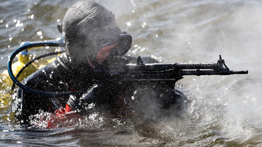 練習中、APS水中銃を使っているダイバー