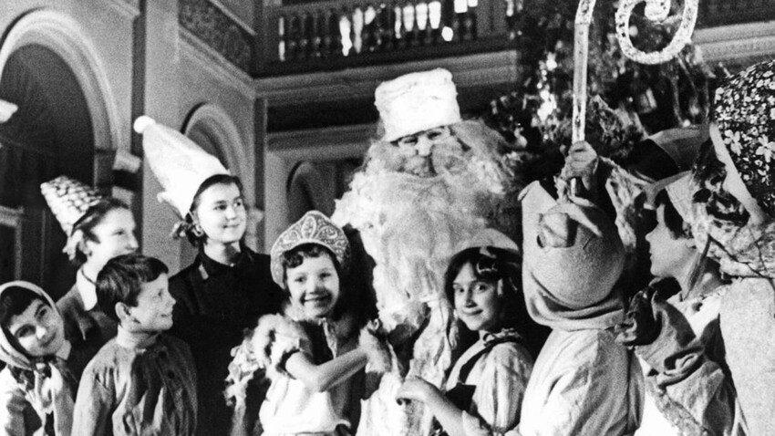 Коледна елха в Дома на пионерите и учениците в Двореца на културата "Киров" по време на обсадата