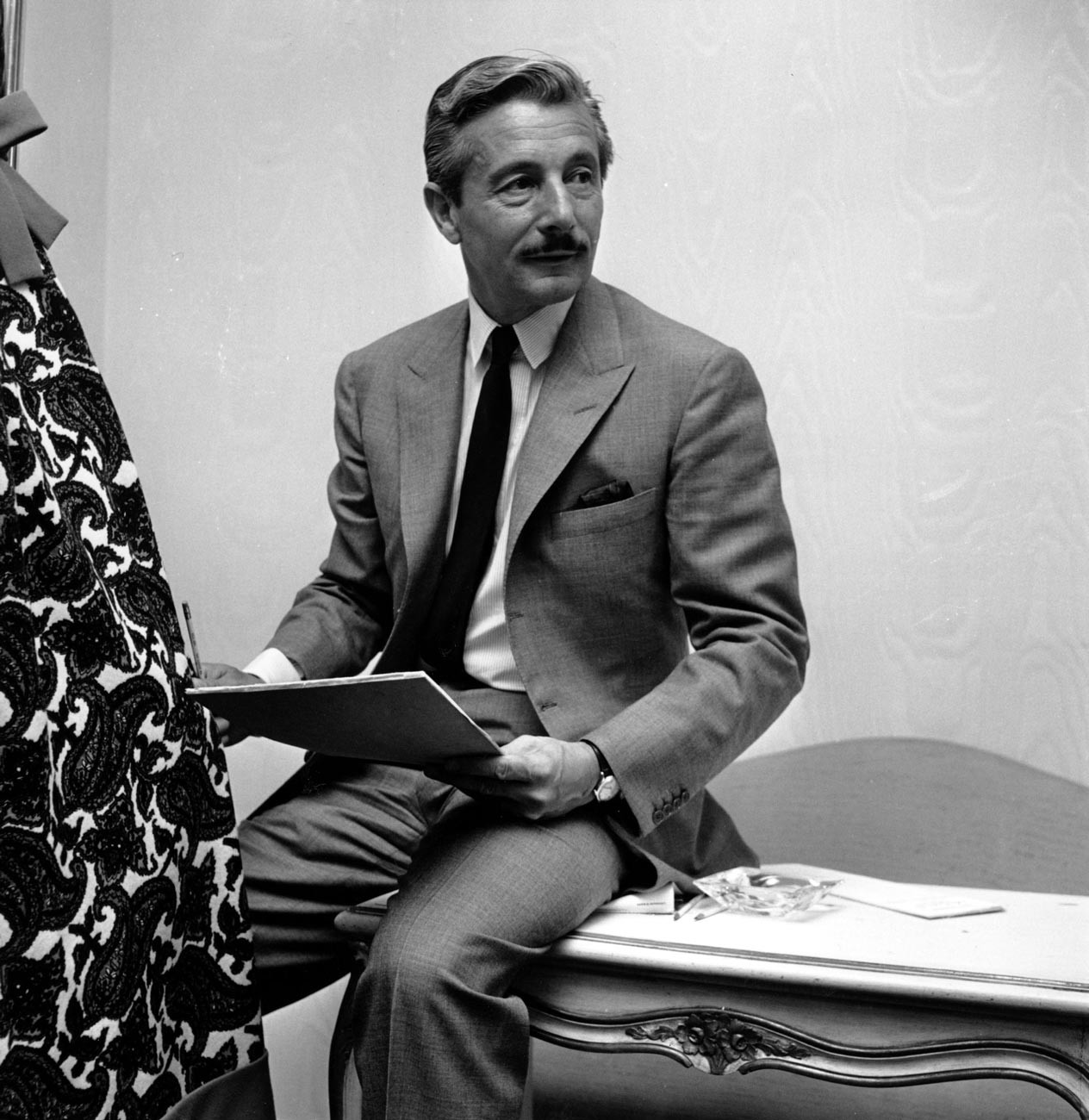 Oleg Cassini en su oficina de Nueva York el 28 de junio de 1961

