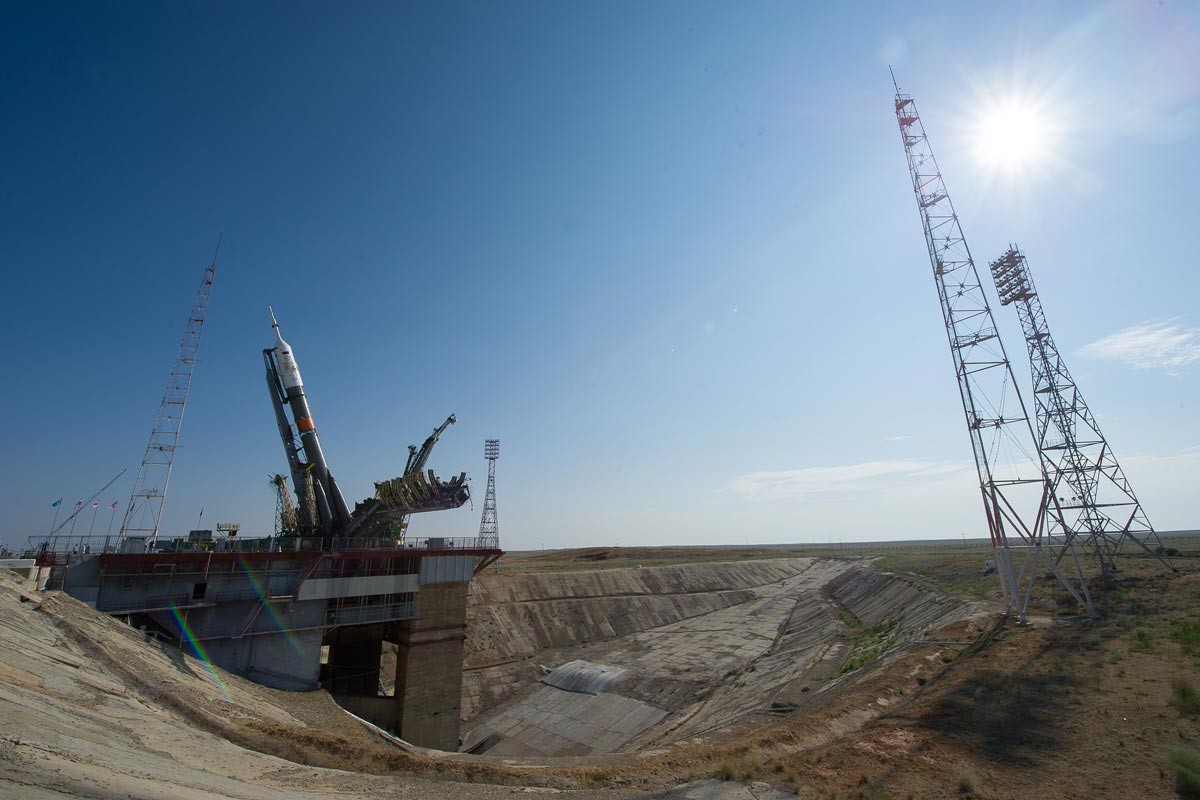 Installation der Trägerrakete Sojus-FG mit der bemannten Raumsonde Sojus-MS auf der Startrampe des Kosmodroms Baikonur.