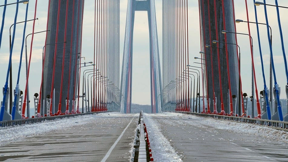 The frozen Russky Bridge

