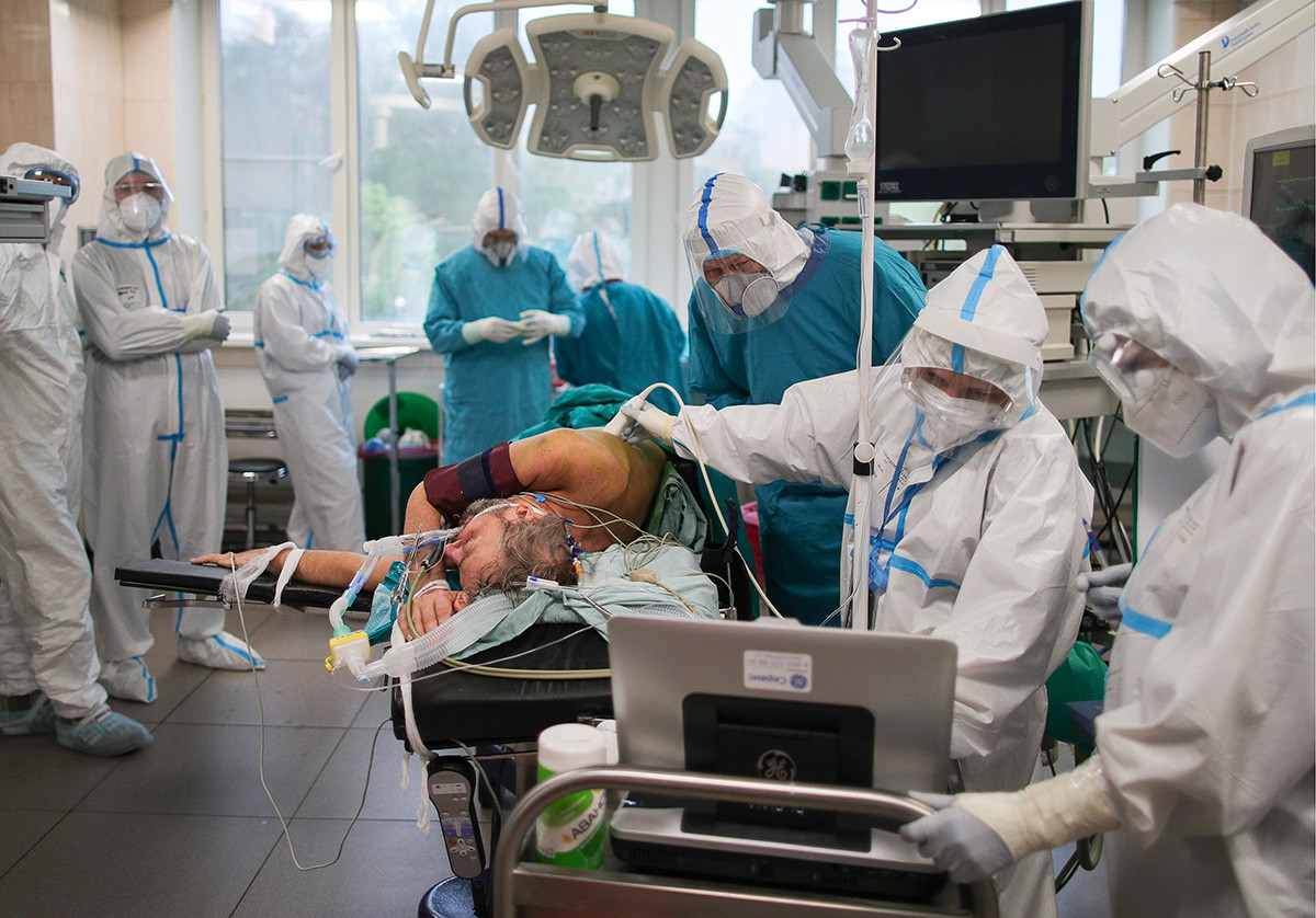 Zdravstveni delavec sprejema pacienta na oddelek začasne covid bolnišnice v kongresno-razstavnem centru Sokolniki v Moskvi. Ta ustanova ima rezervno bolnišnico in nadzorni center s kapaciteto za 550 postelj, vključno z 18 posteljami za intenzivno nego.