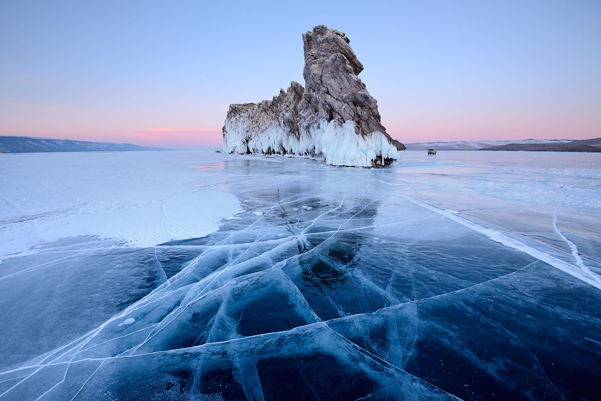 Danau Baikal yang membeku dan menjadi es. 