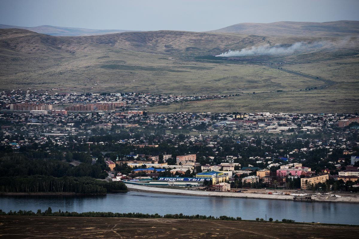 Pogled na Jenisej in mesto Kizil v republiki Tuva.
