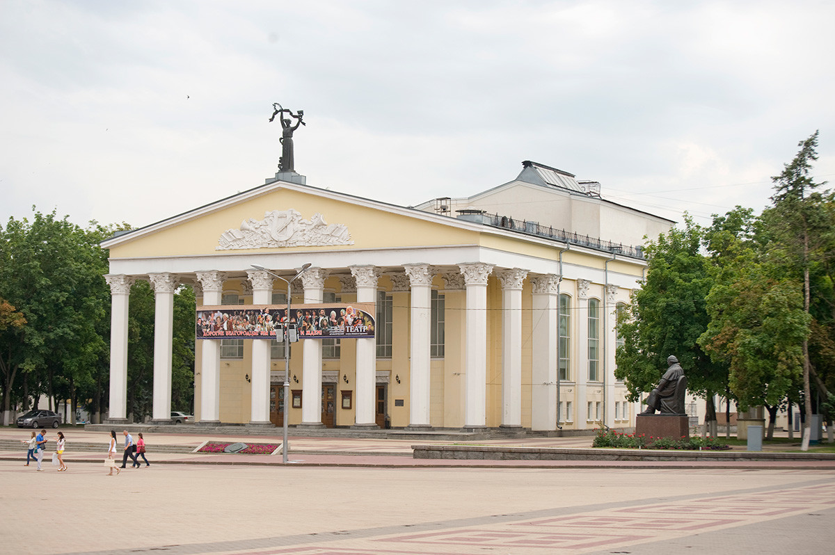 Državno dramsko gledališče Ščepkina, Stolni trg. Zgrajeno na mestu samostana Marijinega rojstva (porušen v času Sovjetske zveze). 24. junij 2015
