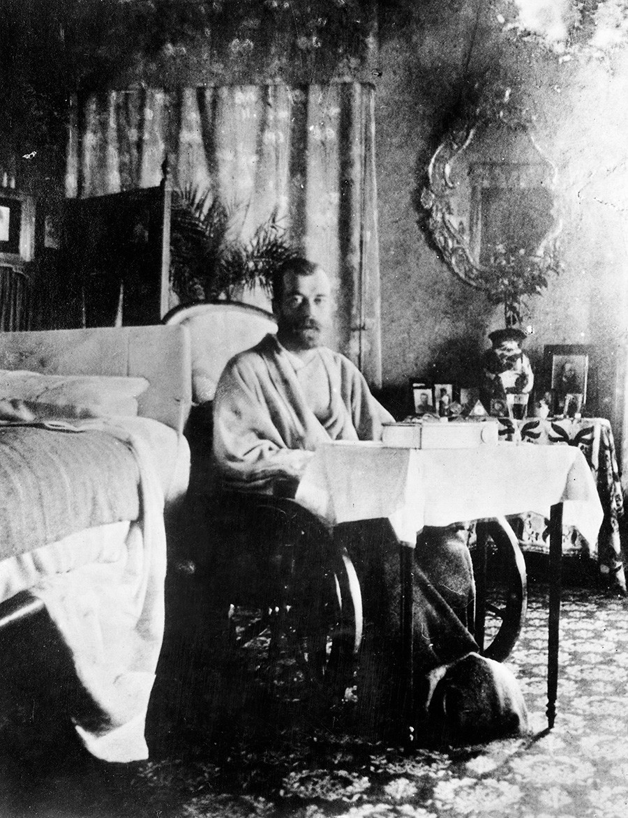 Tsar Nikolay II setelah pulih dari tipes, 1900.