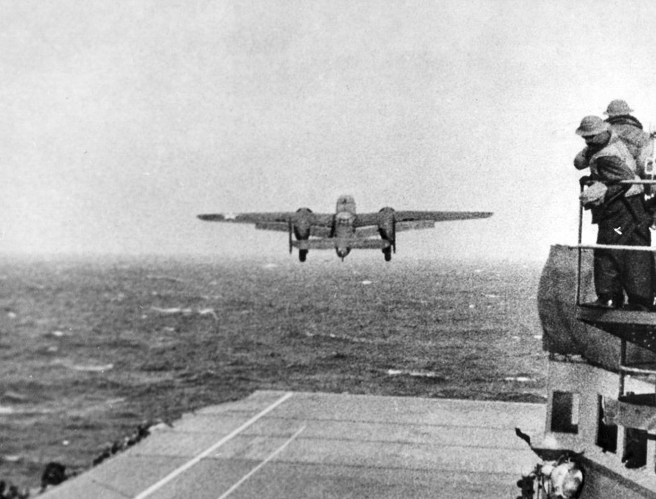 Doolittleov napad. Bombarder B-25B Mitchell polijeće s nosača aviona.
