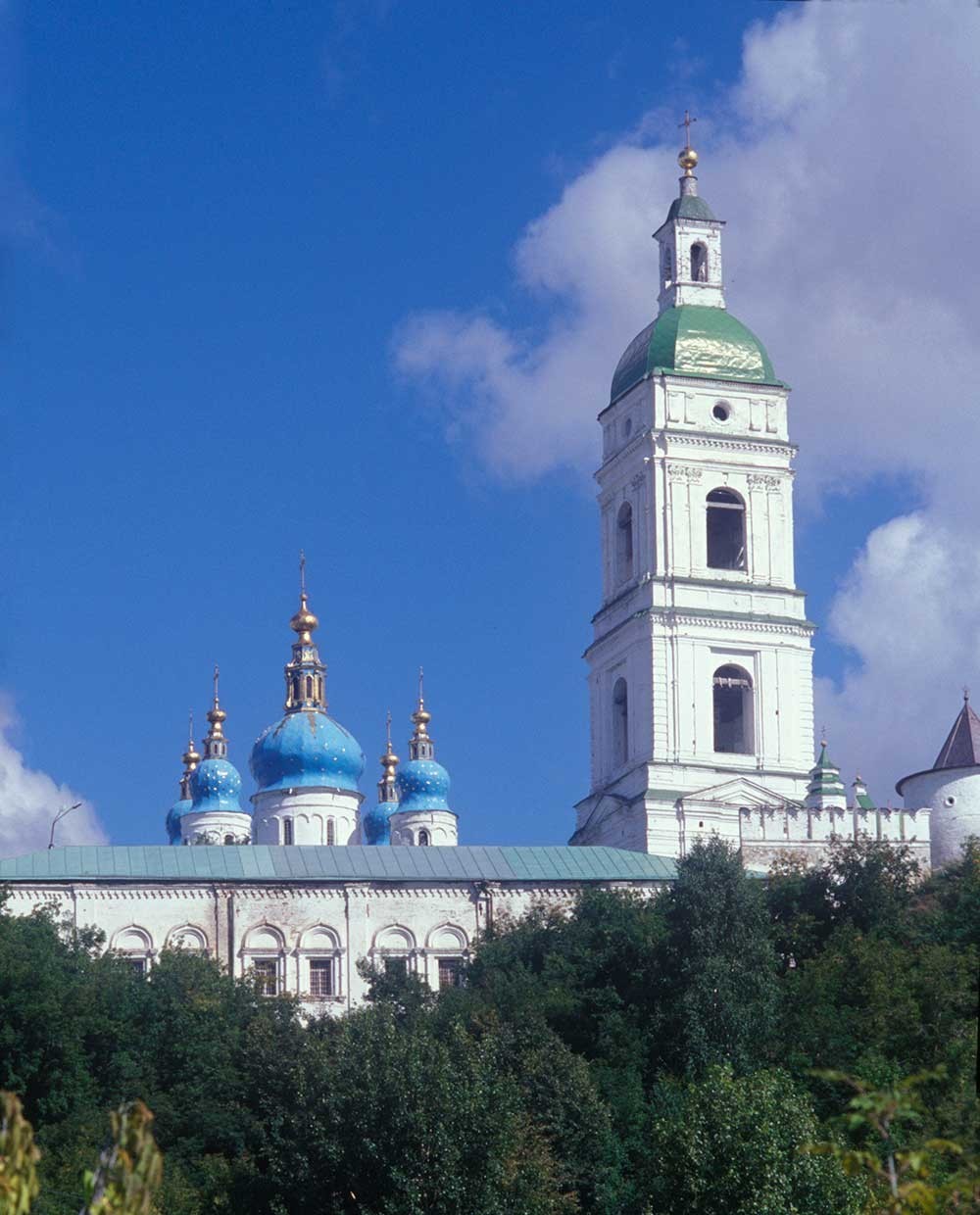 Kremlin de Tobolsk. Trésorerie (« Chambres suédoises »), coupoles de la cathédrale Sainte-Sophie, clocher