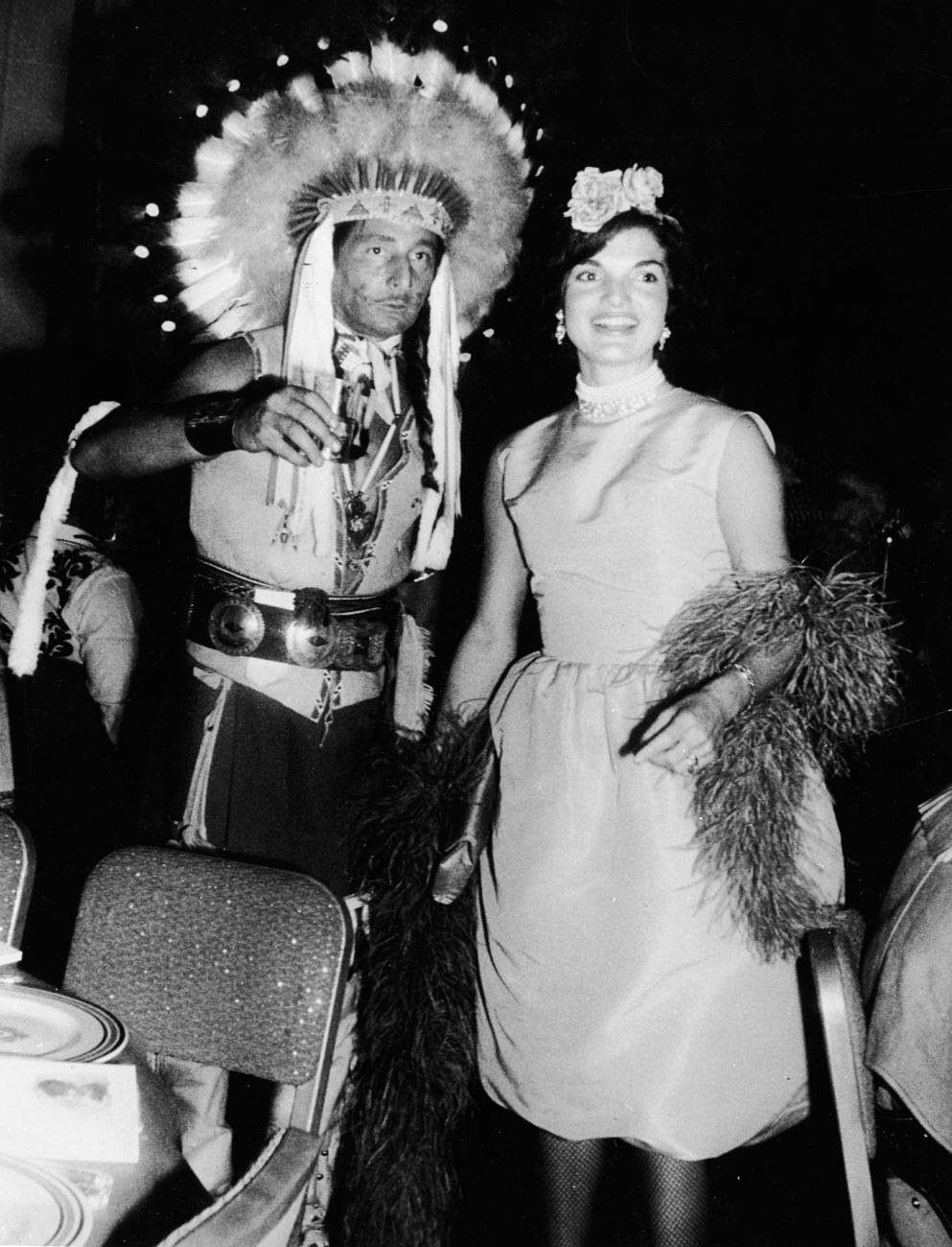 Oleg Cassini e Jacqueline Kennedy durante festa à fantasia no início da década de 1960