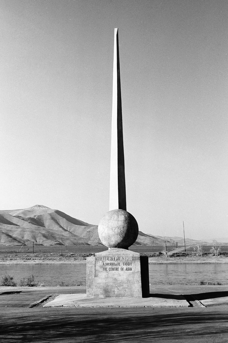 Obelisco antigo do centro da Ásia, de 1969.